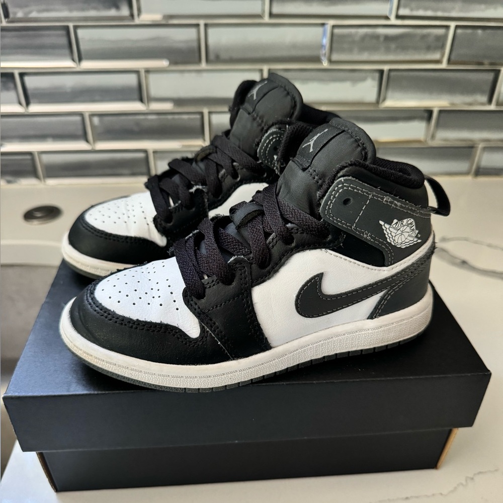 BOYS Jordan 1s Sneakers